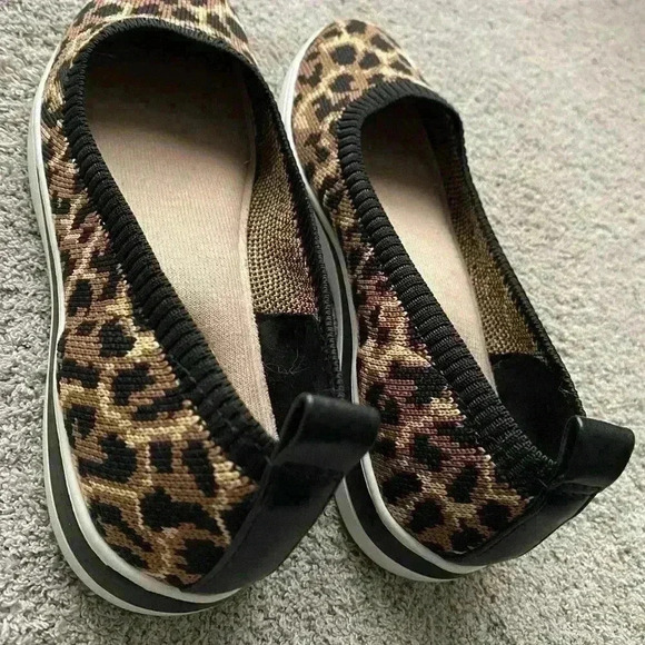 Aubrey Lynn Leopard Knit Flats - Picture 3 of 7